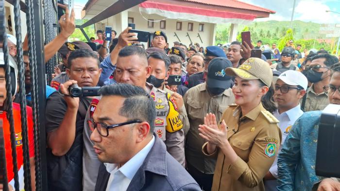 TUNTUTAN: Gubernur Maluku Utara Sherly Laos bersama dengan Ketua Komisi II DPR RI Muhammad Rifqinizamy Karsayuda menemui massa aksi di depan gerbang gedung DPRD di Sofifi, Senin (28/7/2025). Di sana keduanya mengklaim akan membawa aspirasi Sofifi jadi DOB ke tingkat pusat