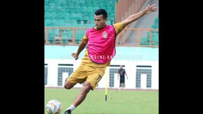 DUEL: Gelandang serang Malut United FC, Mukhammad Isaev pada sebuah sesi laltihan. Di mana Laskar Kie Raha akan menjamu pemuncak klasemen Grup 2 Liga 2 FC Bekasi City, Sabtu (21/10/2023).