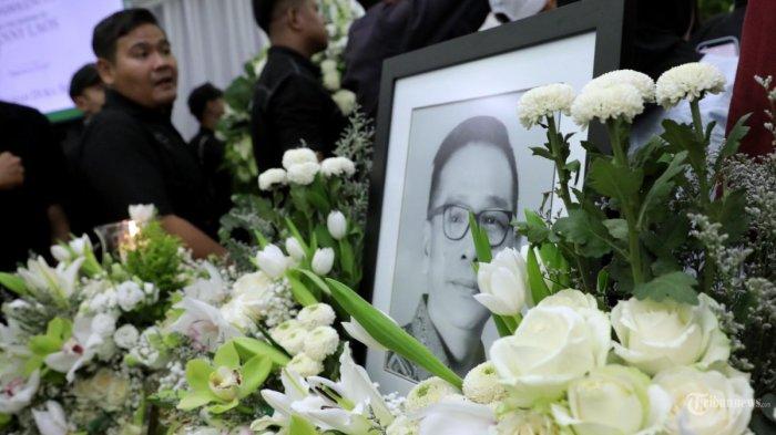 Sejumlah kerabat berada di dekat jenazah Benny Laos, calon Gubernur Maluku Utara, di Jakarta, Minggu (13/10/2024). Jenazah Benny Laos akan dimakamkan hari ini di San Diego Hill, Karawang, Jawa Barat, Selasa (15/10/2024).