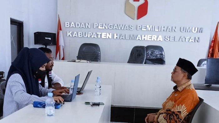 PILKADA: Staf Ahli Bidang Sosial Setda Kabupaten Halmahera Selatan, Provinsi Maluku Utara, Jusmin Dahlan ketika diperiksa Bawaslu, Kamis (10/10/2024).