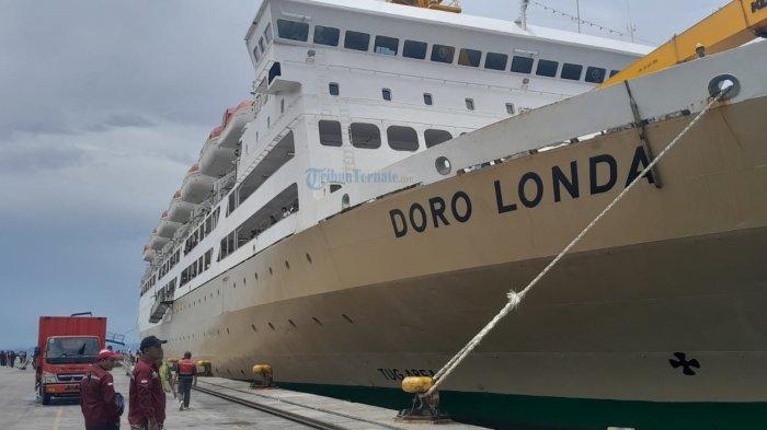 JADWAL KAPAL TERNATE - KM Dorolonda sedang sandar di dermaga Pelabuhan Ahmad Yani Ternate, Senin (3/4/2023).