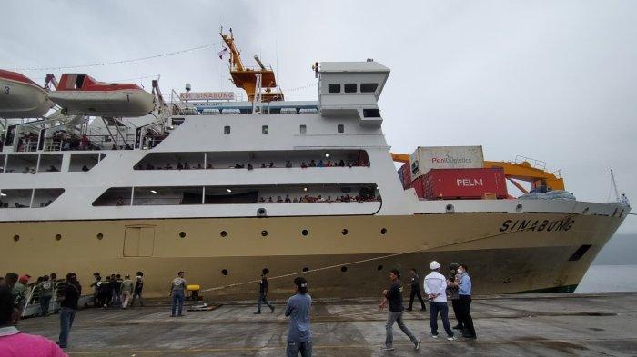 JADWAL KAPAL TERNATE - KM Sinabung yang sandar di dermaga Pelabuhan Ahmad Yani Ternate, Rabu (1/3/2023). Berikut ini jadwal Kapal Pelni rute Ternate ke Babang, Halmahera Selatan, Maluku Utara, yang berangkat di akhir Juni 2025. Beli tiket KM Sinabung.
