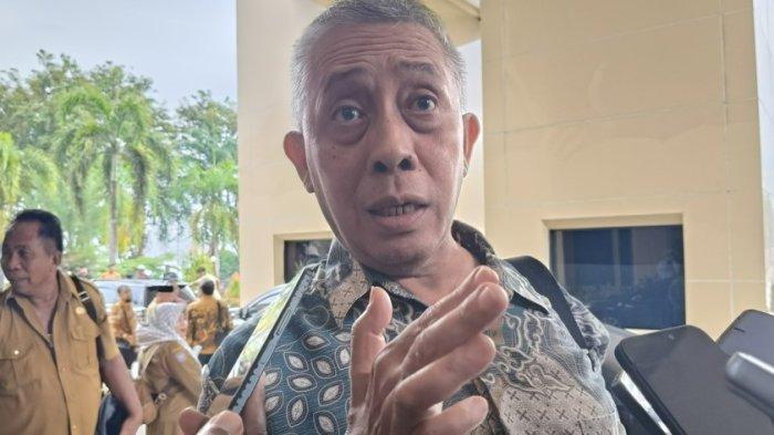 UTANG: Ketua Satgas Koordinasi dan Supervisi, Pencegahan Korupsi Terintegrasi Wilayah V Komisi Pemberantasan Korupsi (Korsupgah KPK) Abdul Haris, diwawancarai sejumlah awak media usai rapat dengan Gubernur Malut dan jajaran pimpinan OPD lingkup Pemprov Malut, Senin (16/6/2025).
