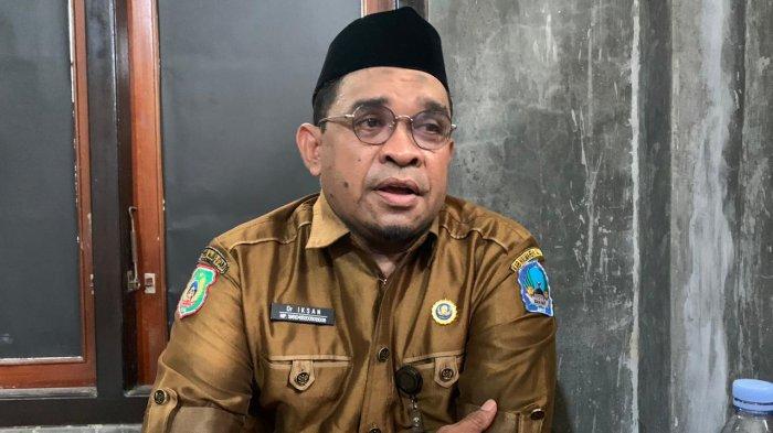KINERJA: Kepala Bidang Pemerintahan Desa DPMD Halmahera Selatan, Maluku Utara Iksan Mursid ketika diwawancarai awak media disela-sela kerjanya, Senin (3/2/2025). Pihaknya sedang memeriksa Kades Busua dan Tabalema terkait kinerja