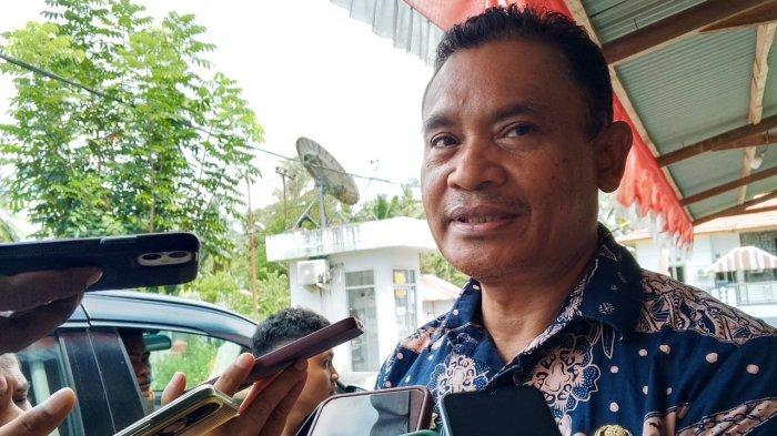 KEBIJAKAN: Pj Sekda Halmahera Barat, Maluku Utara Julius Marau saat diwawancarai awak media disela-sela kerja, Kamis (9/1/2025)