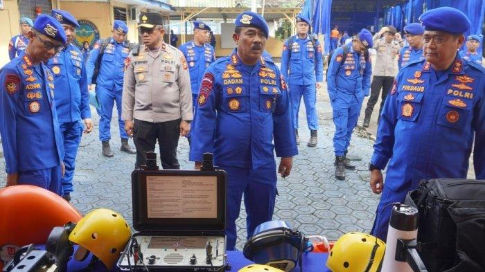EGENDA: Kepala Korps Kepolisian Perairan dan Udara (Kakorpolairud) Baharkam Polri, Irjen Pol R Firdaus Kurniawan saat mengecek perlengkapan Dirpolairud Polda Maluku Utara, Jumat (11/7/2025)
