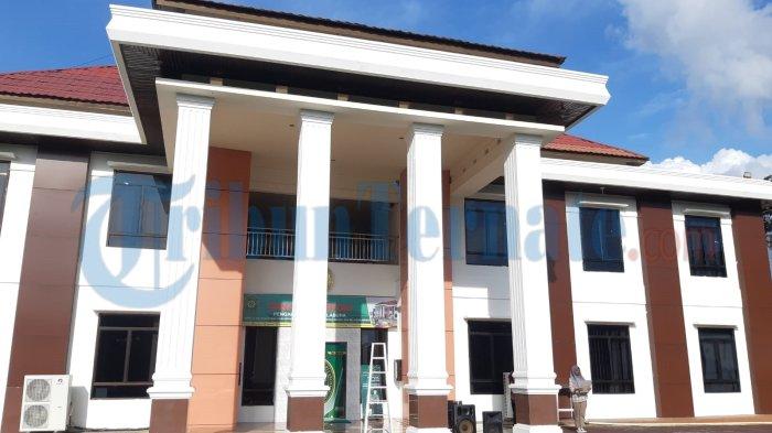 Kantor Pengadilan Negeri Labuha Kelas II Halmahera Selatan, di Jl Karet Putih, Desa Kampung Makian, Kecamatan Bacan Selatan. Pihak Pengadilab membuka ruang kepada 3 terdakwa kasus pembunuhan di Desa Kawasi, Kecamatan Obi, untuk melakukan banding, Kamis (27/10/2022).