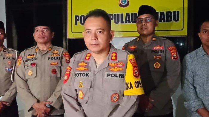 JABATAN: Kapolres Pulau Taliabu AKBP Totok Handoyo bersama anggota saat diwawancarai awak media, Jumat (14/3/2025)