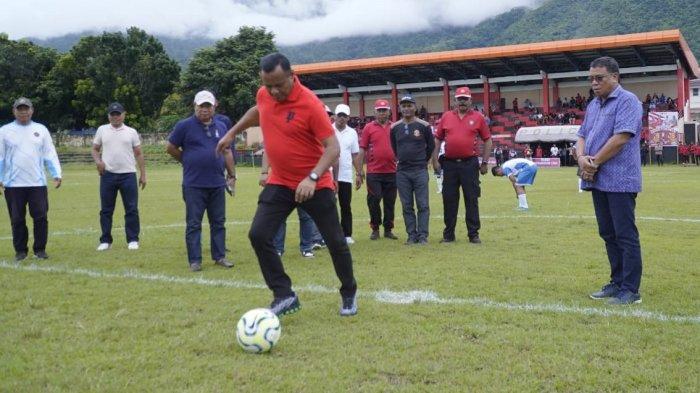 EVENT: Wali Kota Tidore Kepulauan, Maluku Utara Muhammad Sinen saat membuka turnamen Kapolresta Cup I di Stadion Marimoi, Kamis (19/6/2025)