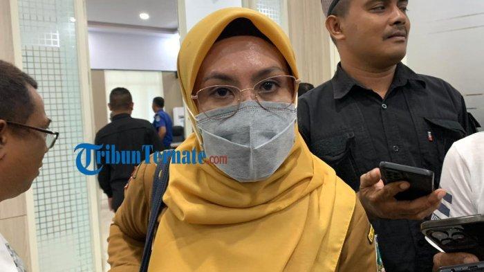 KASUS: Kepala Dinas Kesehatan Halmahera Selatan, Maluku Utara Asia Hasyim saat diwawancarai awak media, Kamis (8/5/2025)