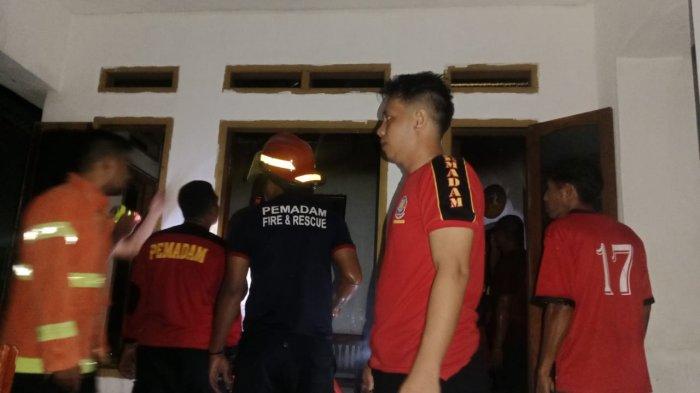 KEBAKARAN - Petugas memadamkan kebakaran yang melanda rumah warga di Kota Ternate, Maluku Utara, Minggu (16/2/2025) malam. Kebakaran ini dipicu kompor minyak tanah yang meledak.