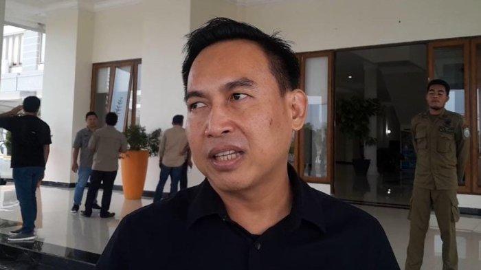 KEBIJAKAN: Sekkab Halmahera Timur, Maluku Utara Ricky Chairul Richfat saat diwawancarai awak media, Jumat (11/4/2025).