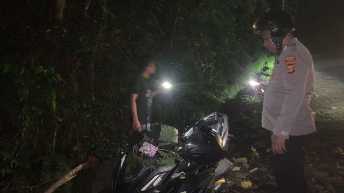 KECELAKAAN: Polisi saat melakukan olah TKP di KM2 Jalan lintas Desa Payahe - Desa Weda, Kecamatan Oba, Kota Tidore Kepulauan Maluku Utara, Senin (27/5/2024)