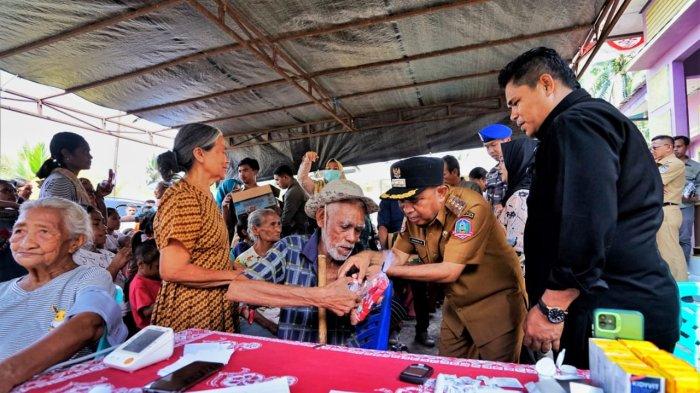 PROGRAM: Pj Bupati Pulau Morotai, Maluku Utara, Burnawan tampak mendampigi warga saat melakukan pemeriksaan di Posyandu tepat di Desa Yao Kecamatan Morotai Utara, Selasa (11/6/2024)