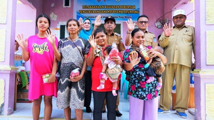 PROGRAM: Pj Bupati Pulau Morotai, Maluku Utara, Burnawan dan Sekda Muhammad Umar Ali foto bersama dengan warga setempat, Selasa (11/6/2024)
