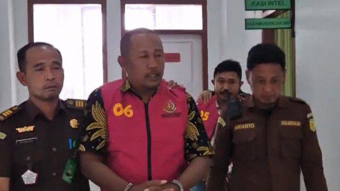 HUKUM: Dua tersangka dugaan korupsi anggaran MCK Fiktif dikawal Penyidik Kejari Pulau Taliabu, Maluku Utara, Senin (3/2/2025). Di mana Rp 100 juta lebih disita dari kasus ini.