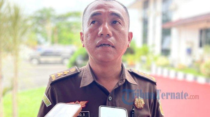 PROYEK: Kepala Seksi Penerangan Hukum Kejati Maluku Utara, Richard Sinaga saat memberikan keterangan, Jumat (8/12/2023).