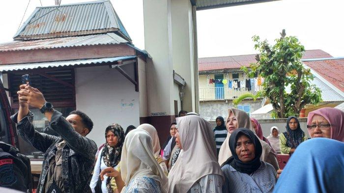 SIDANG: Sejumlah keluarga Mantan Gubernur Maluku Utara, AGK yang turut mengantar menuju mobil tahanan usai sidang tuntutan, Kamis (22/8/2024).