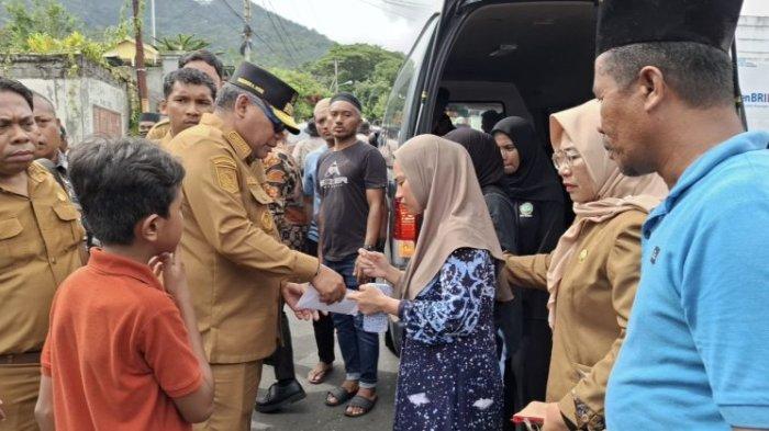 SANTUNAN: Pj Gubernur Maluku Utara Samsuddin A Kadir berikan santunan kepada keluarga korban meninggal ledakan Kapal RIB 04 Basarnas Ternate, Selasa (4/2/2025)