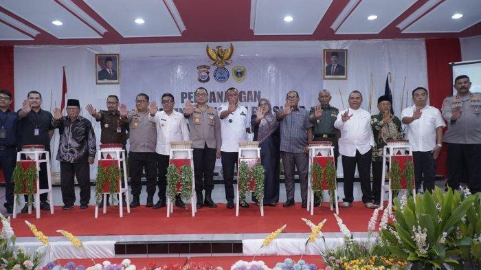 Foto bersama saat scara pencanangan Kelurahan Gamtufkange, Kecamatan Tidore, Kota Tidore Kepulauan, Maluku Utara sebagai kampung bersinar di Aula Sultan Nuku Kantor Wali Kota, Rabu (28/5/2025)