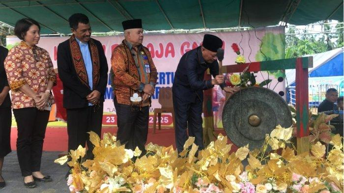 EVENT: Pemukulan gong oleh Wakil Gubernur Maluku Utara Sarbin Sehe, tanda diresmikannya Kemah Remaja GMIH 2025 di Halmahera Utara, Selasa (24/6/2025)