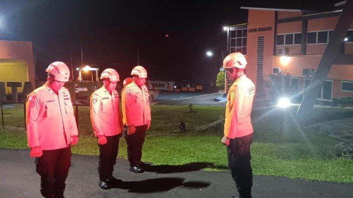 PENCARIAN: Tampak anggota Basarnas Ternate, Maluku Utara apel sebelum melakukan pencarian, Kamis (9/1/2025) malam