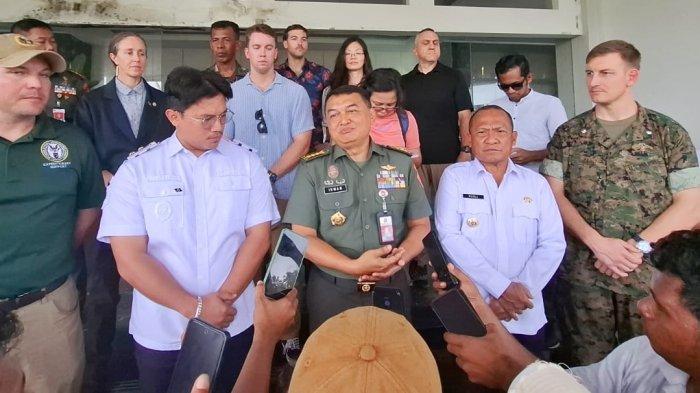 KUNJUNGAN: Kolonel Ikwan dari Kemenhan RI bersam tim dari Amerika Serikat saat diwawancarai di depan kantor Bupati Moroti didampingi Bupati dan Wakil Bupati Morotai, Rusli Sibua dan Rio Kristian Pawane, Rabu (16/4/2025). Dimana ia mengatakan, pengambilan tulang jenazah tentaran Amerika Serikat korban perang dunia II di tidak mengurangi nilai historis sejarah di Morotai.
