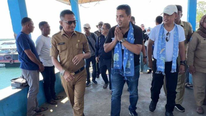 KUNKER: Begitu tiba, Kakanwil Kemenkum Malut Budi Argap Situngkir (pakai syal) dijemput Sekkab Pulau Morotai Muhammad Umar Ali, Senin (26/5/2025)
