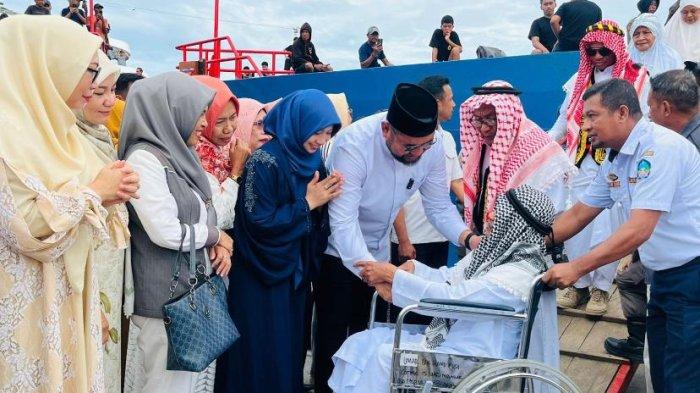 HAJI: Bupati Halmahera Selatan, Maluku Utara Bassam Kasuba ketika menyalami salah seorang jamaah haji, Selasa (24/6/2025)