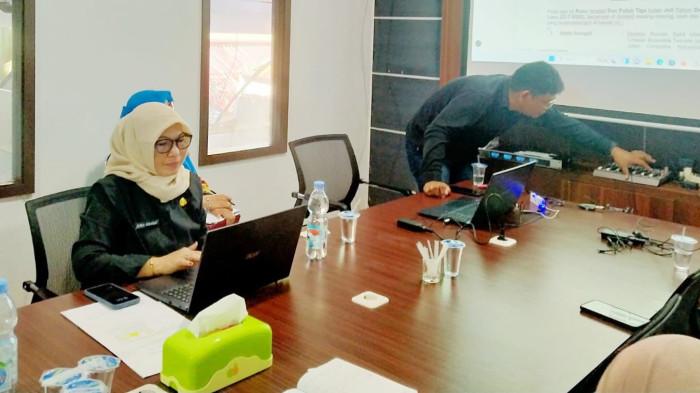 FASILITAS: Jajaran RSUD Chasan Boisoirie Maluku Utara menggelar rapat kerja sama dengan RSUD dr. Suyoto Kemenhan Jakarta via zoom meeting, Kamis (24/7/2025)
