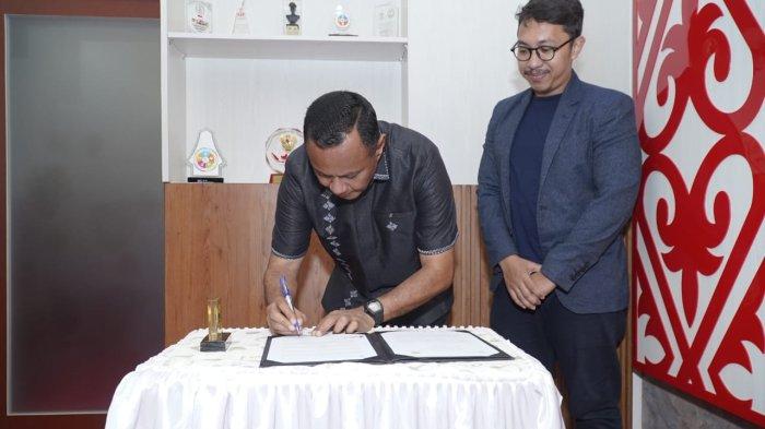 PROGRAM: Wali Kota Tidore Kepulauan Muhammad Sinen saat menandatangi MoU dengan Mata Garuda Maluku Utara dalam upaya peningkatan SDM, Rabu (18/6/2025)