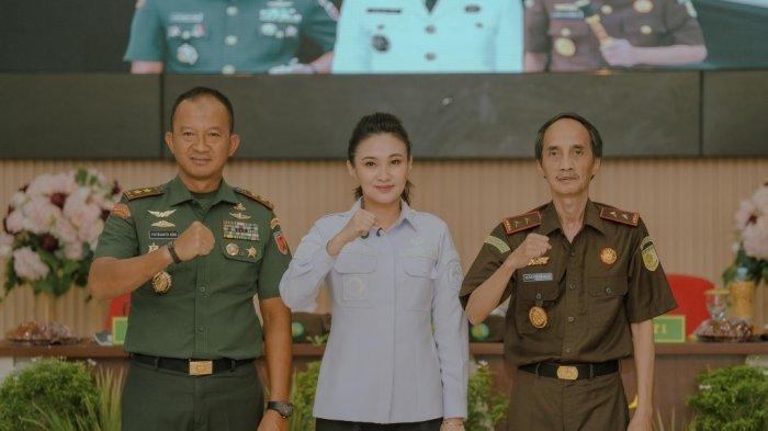 KERJASAMA - Gubernur Maluku Utara Sherly Laos foto bersama dengan Pangdam Pattimura dan Kajati Malut usai teken MoU pemanfaatan hutang lindung ke TNI di Morotai.