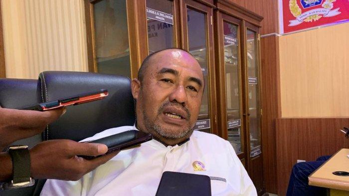 STATEMENT: Ketua Komisi I DPRD Halmahera Selatan, Maluku Utara Munawir Bahar saat memeberikan keterangan, Minggu (16/2/2025). Pihaknya akan keluarkan surat rekomendasi ke Bupati jika dugaan uang pemulus untuk pengurusan dana hibah 2024 terbukti