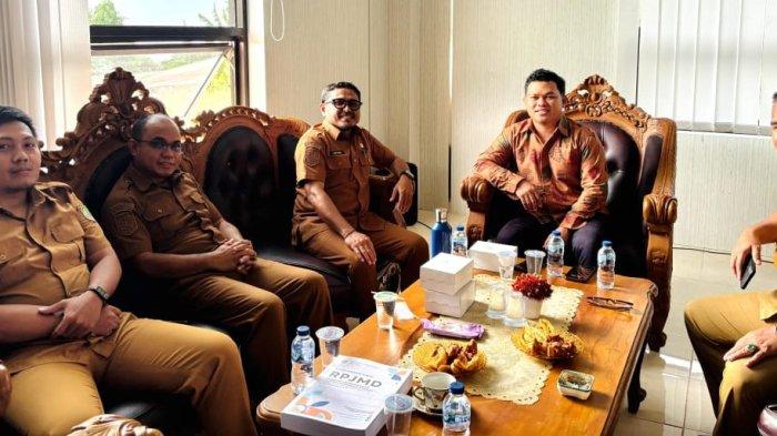 BERSUA: Ketua DPRD Pulau Morotai Muhamad Rizki (kedua dari kanan) temui Bappeda Maluku Utara dalam hal koordinasi penyusunan RPJMD untuk perca pelantikan kepala daerah, Rabu (28/5/2025)