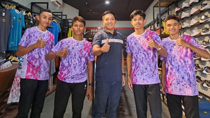 PRESTASI: Ketua ISSI Maluku Utara, Ghifari Bopeng (tengah) berpose bersama empat atlet yang nanti ikut pada Pra PON di Belitung, Kamis (10/8/2023).
