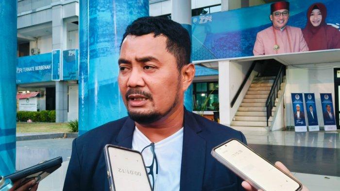 ASKOT - Fhandy Mahmud, Ketua Askot Ternate terpilih saat diwawancarai awak media di Halaman Kantor Wali Kota Ternate, Kamis (27/2/2025).