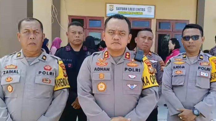 MIRAS: Kapolres Pulau Taliabu, Maluku Utara AKBP Adnan Wahyu Kashogi bersama personel saat diwawancara, Senin (23/6/2025)
