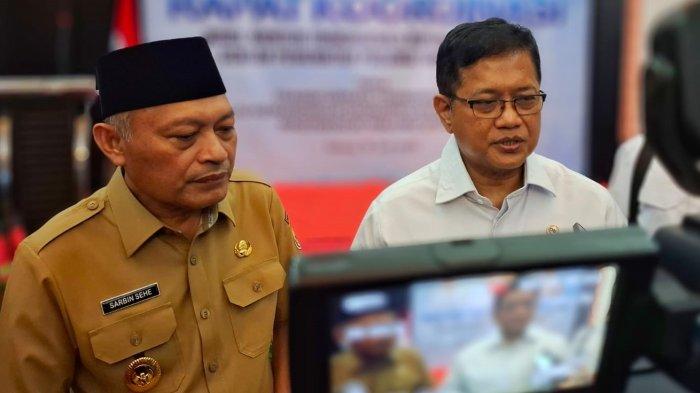 KOMODITAS: Wakil Gubernur Maluku Utara Sarbin Sehe dan Wamen Transmigrasi Viva Yoga Mauladi saat diwawancarai awak media usai rakor di Kota Ternate, Selasa (15/7/2025)