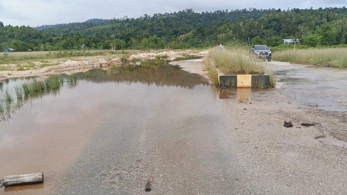 PEMBANGUNAN: Kondisi jalan menuju Kantor Bupati Pulau Taliabu, Maluku Utara tergenang air dan berlubang, Rabu (28/5/2025)