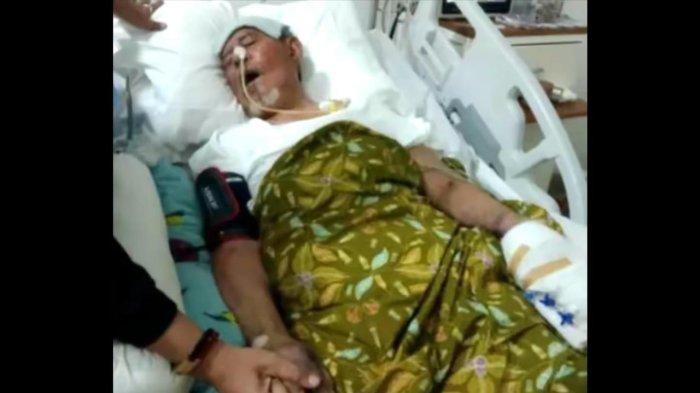 KESEHATAN: Mantan Gubernur Maluku Utara Abdul Ghani Kasuba terbaring lemas ditempat tidur RSUD Dr. H. Chasan Boesoirie Ternate, Kamis (6/3/2025)