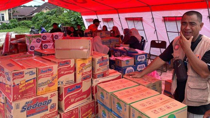 BENCANA: Tampak bantuan sembako untuk korban banjir di Kecamatan Bacan, Halmahera Selatan, Maluku Utara, yangm tersusun di salah satu tenda dapur umu, Senin (23/6/2025)
