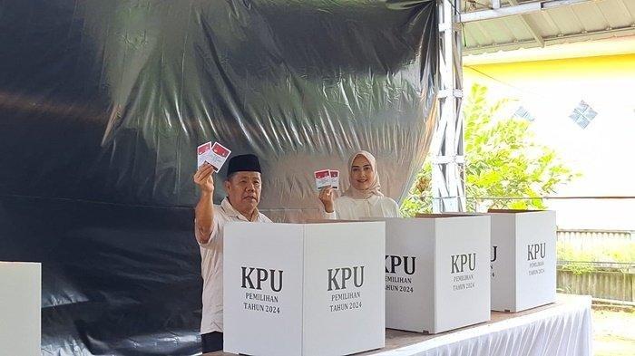 Pasangan calon urut 3 gubernur Bangka Belitung, Hidayat Arsani, ditemani istrinya, Ni Komang Widari, memberikan hak suara di TPS 06, Kelurahan Air Salemba, Kecamatan Gabek, Kota Pangkalpinang, Bangka Belitung, Rabu (27/11/2024).