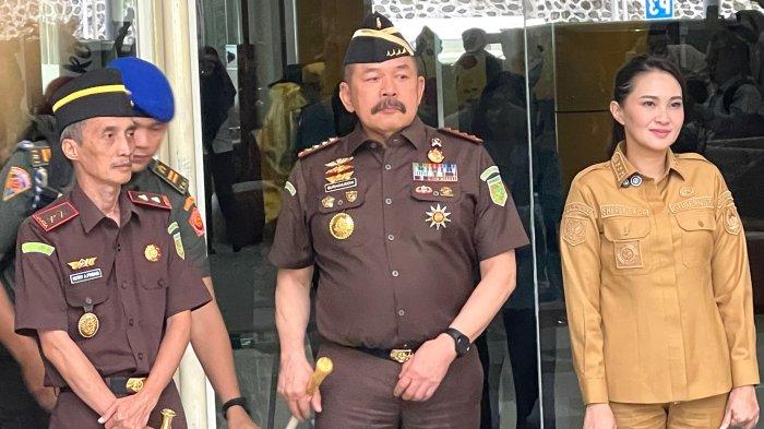 KUNJUNGAN - Jaksa Agung Republik Indonesia ST Burhanudin didampingi Gubernur Maluku Utara dan Kajati Maluku Utara saat menyaksikan tarian soya-soya di Bandara Sultan Baabullah Ternate, Selasa (17/6/2025).