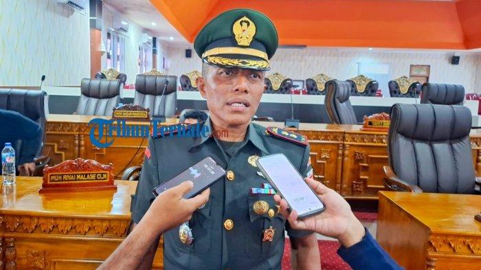 KLARIFIKASI: Komandan Kodim 1514 Pulau Morotai, Maluku Utara Letkol Arh Masykur Akmal saat diwawancarai sejumlah awak media, Kamis (5/6/2025)