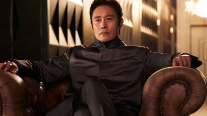 Lee Byung Hun sebagai Front Man di Squid Game dan juga pemain 001