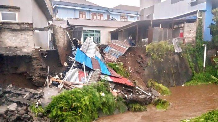 BENCANA: Tampak satu rumah di Kelurahan Maliaro, Ternate Tengah, Maluku Utara ambruk akibat tanah longsor, Kamis (19/6/2025)