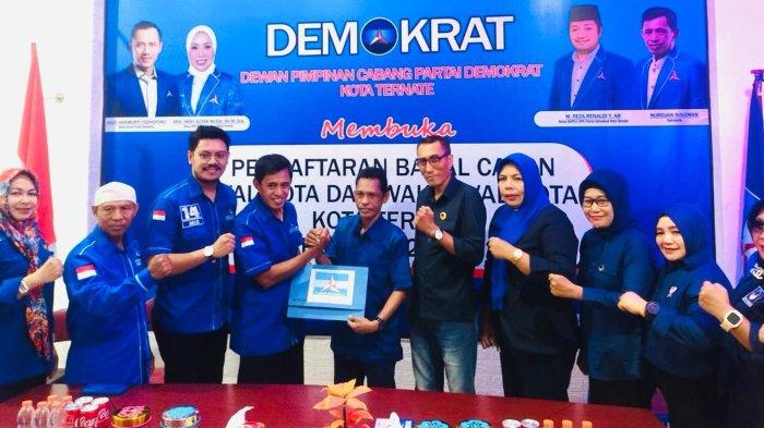 PEMILU: Pengurus DPD Partai NasDem Kota Ternate saat mengambil formolir pendaftaran Tauhid Soleman maju sebagai Wali Kota Ternate di DPC Demokrat Ternate, Selasa (23/4/2024)