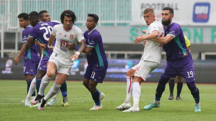 LIGA 1: Striker Malut United Diego Martinez dan Cassio Scheid saat dijaga ketat pemain Persita Tangerang pada laga lanjutan pekan ke 10 Liga 1 2024-2025, Senin (4/11/2025)