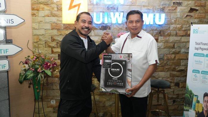 Penyerahan souvenir oleh General Manager PLN UIW MMU, Awat Tuhuloula kepada Wali Kota Ambon, Bodewin Wattimena