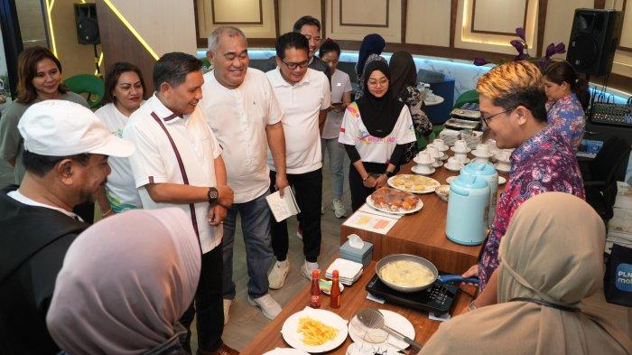Wali Kota Ambon, Bodewin Wattimena menyaksikan demo masak menggunakan kompor listrik saat berkunjung ke kantor PLN UIW MMU